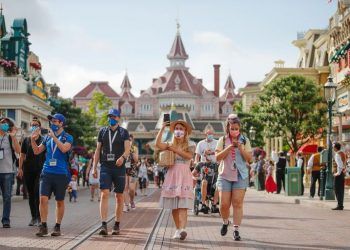 Disney requerirá usar obligatoriamente mascarillas faciales independientemente del estado de la vacunación de sus visitantes