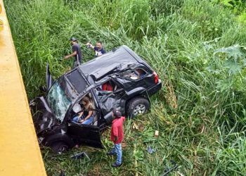 Varios lesionados al caer  una camioneta en el viaducto La Cabrera