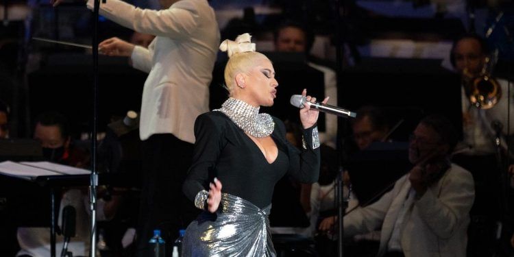 Gustavo Dudamel se unió a Christina Aguilera para ofrecer dos conciertos con la Filarmónica de Los Ángeles