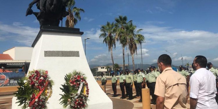Policía municipal de Puerto Cabello ofrendó al Padre de la Patria en el Día Nacional del Policía