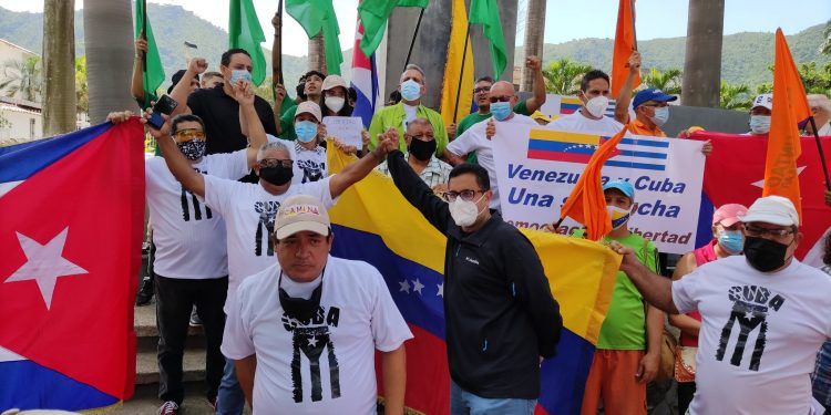 Carabobeños manifestaron en la Plaza Martí en Valencia en apoyo al pueblo cubano