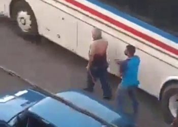 Cuba: Denuncian que policía emplea varas de madera y arrojan piedras a manifestantes (Video)