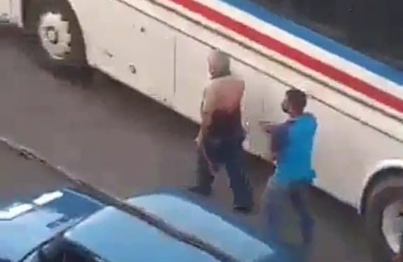 Cuba: Denuncian que policía emplea varas de madera y arrojan piedras a manifestantes (Video)