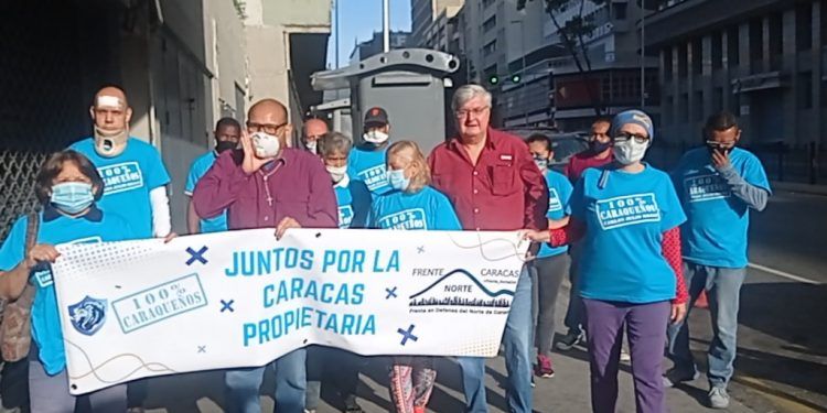 Carlos Julio Rojas junto a vecinos protestaron lanzando “dólares” en puertas de la Alcaldía de Caracas