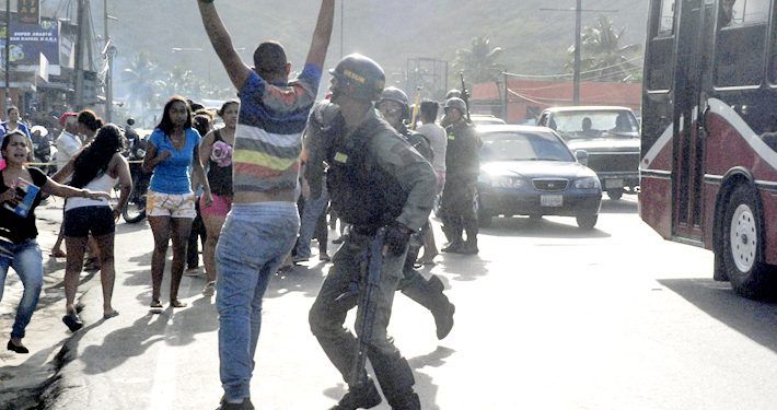 Puerto Cabello: Agredidos y amenazados periodistas y camarógrafos de TVC, y Diario La Costa en protesta vecinal por escasez de agua en el Palito
