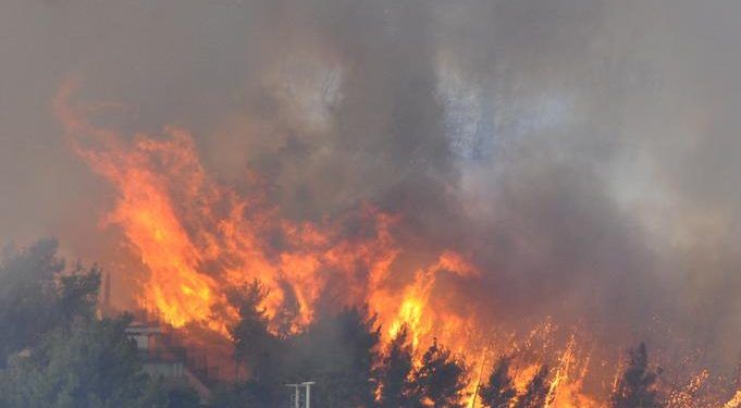 Grecia: Tras incendios descontrolados obligan a desalojar zonas de Atenas, Olimpia y Eubea (+ Video)