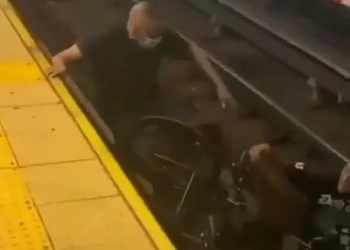 EEUU: Un hombre en silla de ruedas cae a las vías del metro de Nueva York, fue rescatado en el último momento (+ Video)