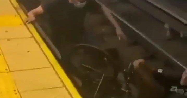 EEUU: Un hombre en silla de ruedas cae a las vías del metro de Nueva York, fue rescatado en el último momento (+ Video)
