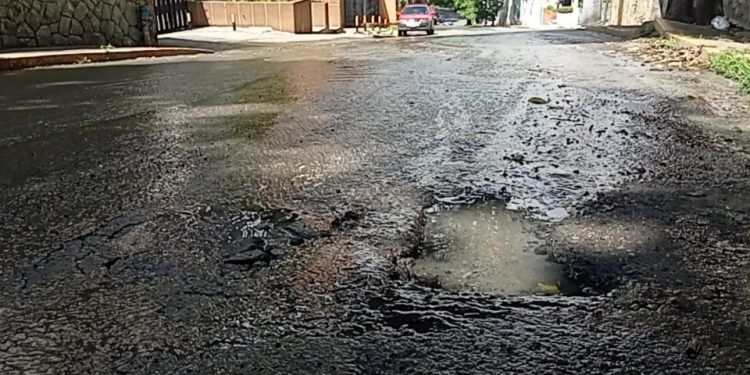 Denuncian más de 100 botes de aguas negras y blancas en el norte de Caracas