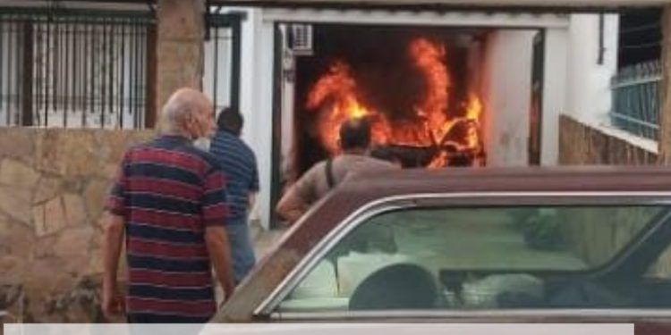 Valencia: Dos autos se consumieron en llamas por posibles desperfectos mecánicos dentro del garaje de una vivienda