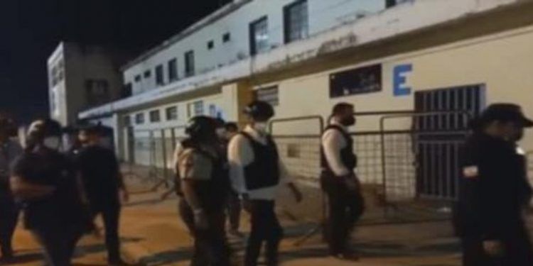 Ecuador: Policía lucha por controlar cárcel de Guayaquil tras masacre que dejó 116 presos muertos