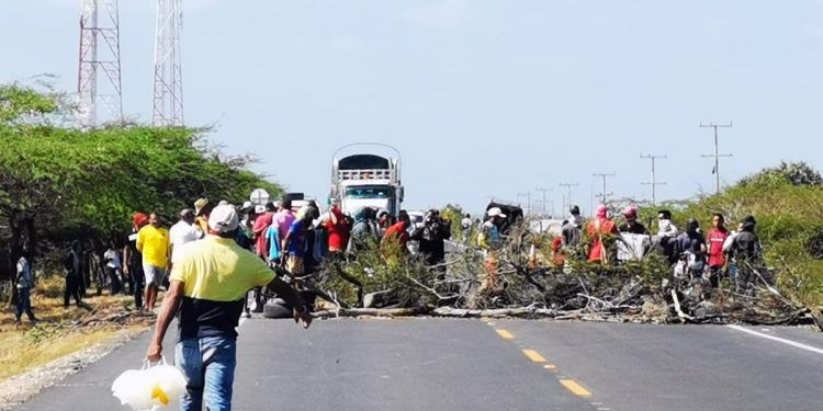 Zulia: Vecinos cierran Troncal del Caribe ante caos eléctrico que los mantiene sin luz