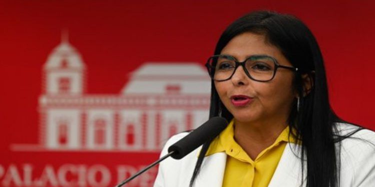 Delcy Rodríguez: Es “vergonzoso como James Story da órdenes a la oposición colonizada”