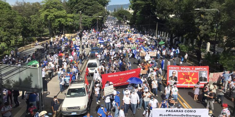 El Salvador: Protestan contra el presidente Nayib Bukele