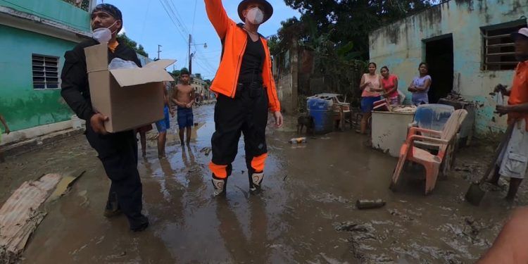 Carabobo: Carlos Lozano visita y recorre zonas de Morón afectadas por las lluvias