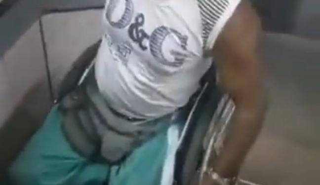 Así deben bajar para usar el Metro de Caracas personas discapacitados (+ Video)