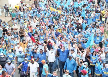Puerto Cabello: Al grito de !cambio!, Scarano inició campaña con gran caminata en la costa de Carabobo
