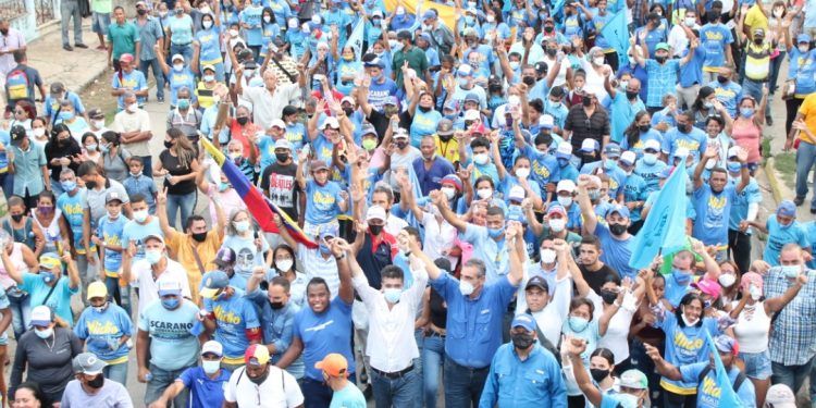 Puerto Cabello: Al grito de !cambio!, Scarano inició campaña con gran caminata en la costa de Carabobo