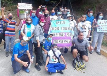 Caraqueños protestan contra la ciudad comunal y construcción de casas en El Ávila (+Video)
