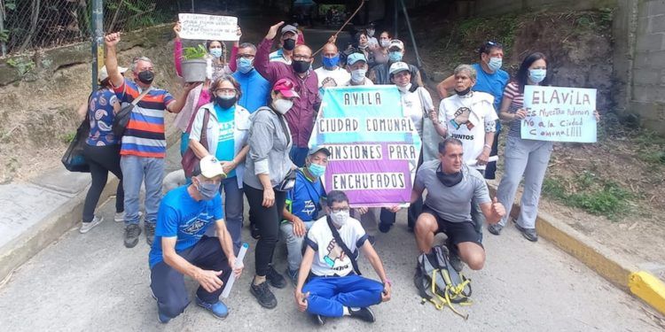 Caraqueños protestan contra la ciudad comunal y construcción de casas en El Ávila (+Video)