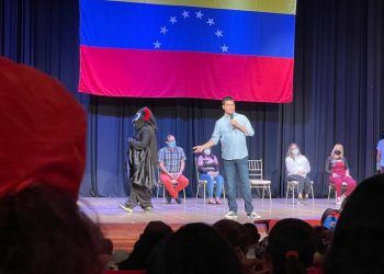 Julio Fuenmayor sostuvo encuentro con educadores en el Teatro Municipal de Valencia
