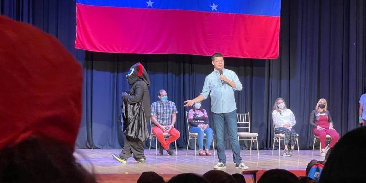 Julio Fuenmayor sostuvo encuentro con educadores en el Teatro Municipal de Valencia