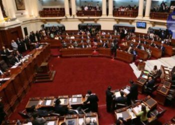 Perú: Congreso ratificó ley que limita facultades del presidente