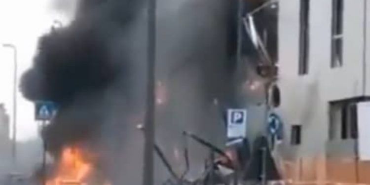Italia: Sube a ocho el número de fallecidos tras colisión de avión contra edificio en Milán