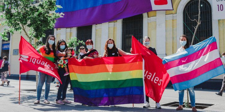 Junto a la Universidad de Chile, Fundación Iguales termina gira regional de banderazos por la diversidad