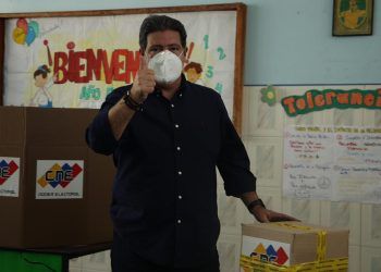 Candidato Armando Amengual  al sufragar «Un proceso sencillo, pero importante»