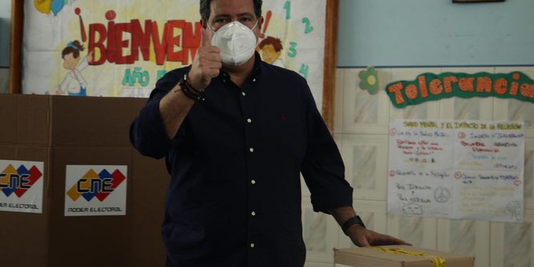 Candidato Armando Amengual al sufragar «Un proceso sencillo, pero importante»