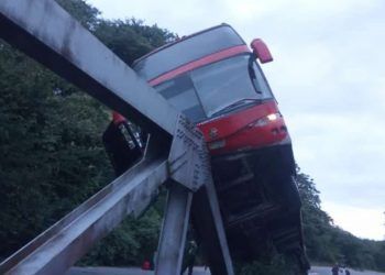 Lara: Un expreso de la empresa AeroExpresos Ejecutivos  se estrelló con un puente en la vía (+ Video)