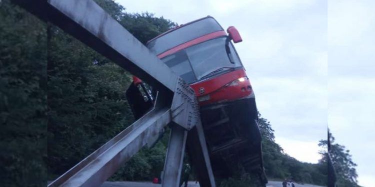 Lara: Un expreso de la empresa AeroExpresos Ejecutivos  se estrelló con un puente en la vía (+ Video)