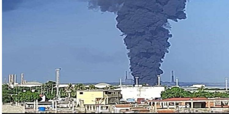 Incendio en las instalaciones de la refinería El Palito, en Puerto Cabello, estado Carabobo (+Video)