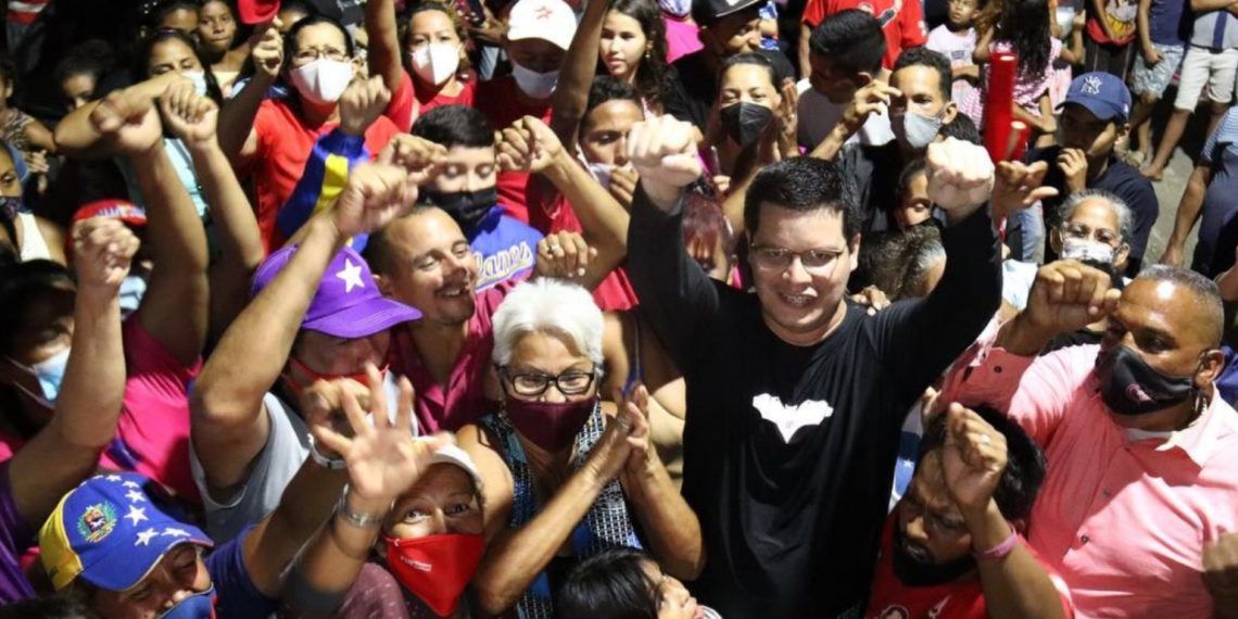 Julio Fuenmayor encabezó caminata nocturna por comunidades de la parroquia Santa Rosa