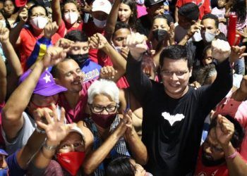 Julio Fuenmayor encabezó caminata nocturna por comunidades de la parroquia Santa Rosa