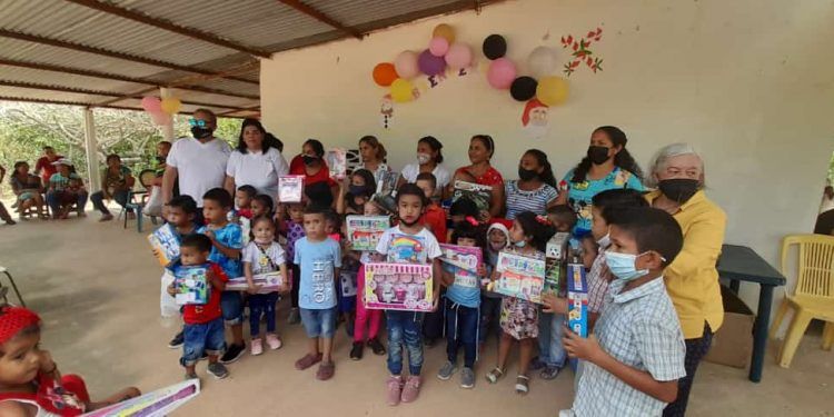 Anzoátegui: Educfy y Funidahine entregaron juguetes a niños de comunidad de “El Guayabal”