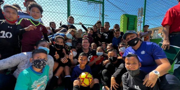 Carabobo: Alcalde Julio Fuenmayor reinauguró cancha deportiva en urbanización Las Palmitas de Valencia