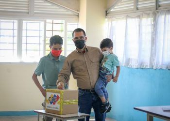 Barinas: Arreaza Ejerció su  voto acompañado de Cabello, Varela y María Gabriela Chávez