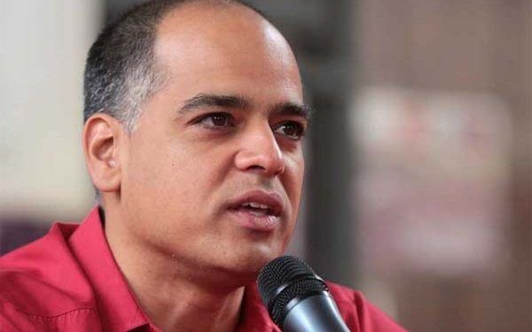 Andrés Izarra a Maduro: «Pagará caro su papel de perrito faldero de Putin»
