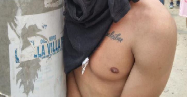 Perú: Amarran en un poste y golpean a un venezolano tras haber robado una bodega