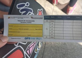 Carabobo: Denuncian que en el IVSS de Paraparal cobran 1 dólar por entregar la tarjeta de vacunación con el logotipo de la OPS