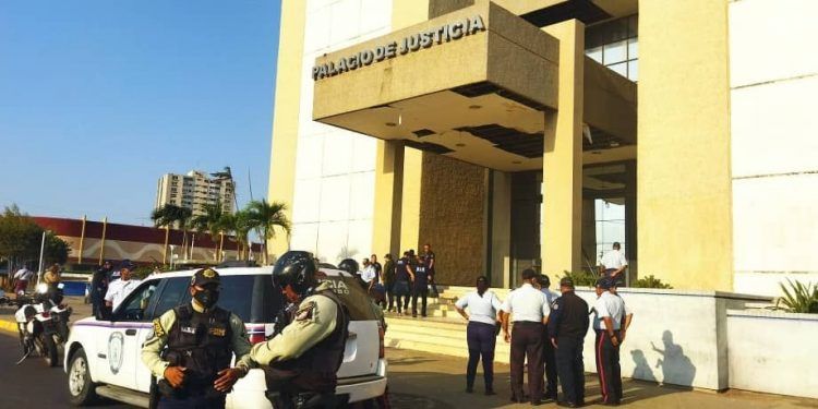 Zulia: Lanzan artefacto explosivo contra la sede del Palacio de Justicia y un automercado en Maracaibo (+ Imágenes)