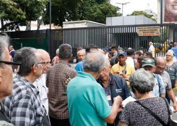 Venezuela: Cansados de promesas jubilados de Pdvsa protestan exigiendo pagos del fondo de pensiones