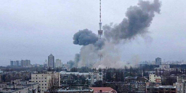 Al menos 19 personas fallecieron tras cruento ataque ruso a estación de televisión ucraniana (+ Videos)