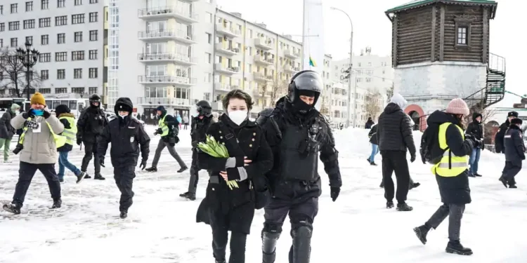 Miles detenidos en protestas en Rusia contra guerra en Ucrania