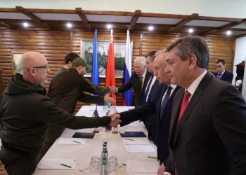 Ucrania y Rusia acuerdan crear corredores humanitarios