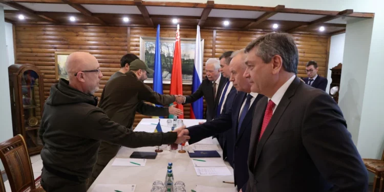 Ucrania y Rusia acuerdan crear corredores humanitarios