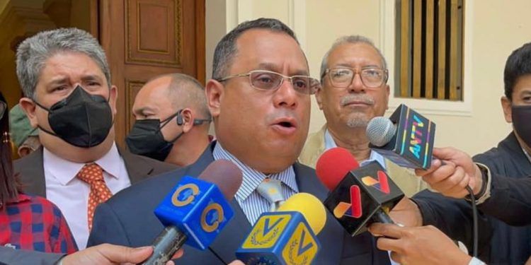 Diputado Oscar Ronderos defiende restitución de relaciones entre Venezuela y Argentina