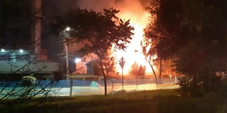Gobierno de Maduro: Incendio en la sede del consulado en Bogotá se debe por “vandalización permanente”
